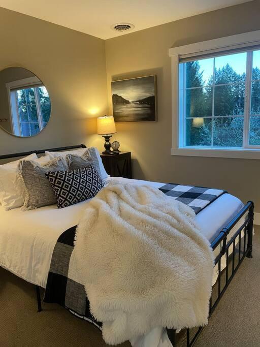 Romantic Cozy Cabin Walk To Lake Hot Tub Bikes Kayaks Grill Onalaska Exterior photo